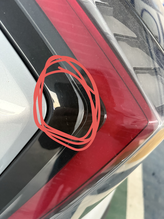 博越L尾燈這是開膠了?能不能索賠啊圖1