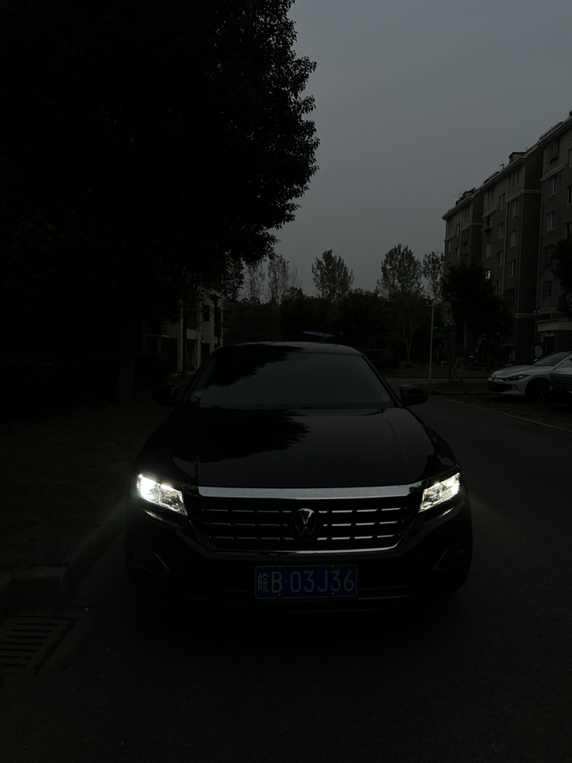 19款帕薩特的鹵素大燈依然能打圖7