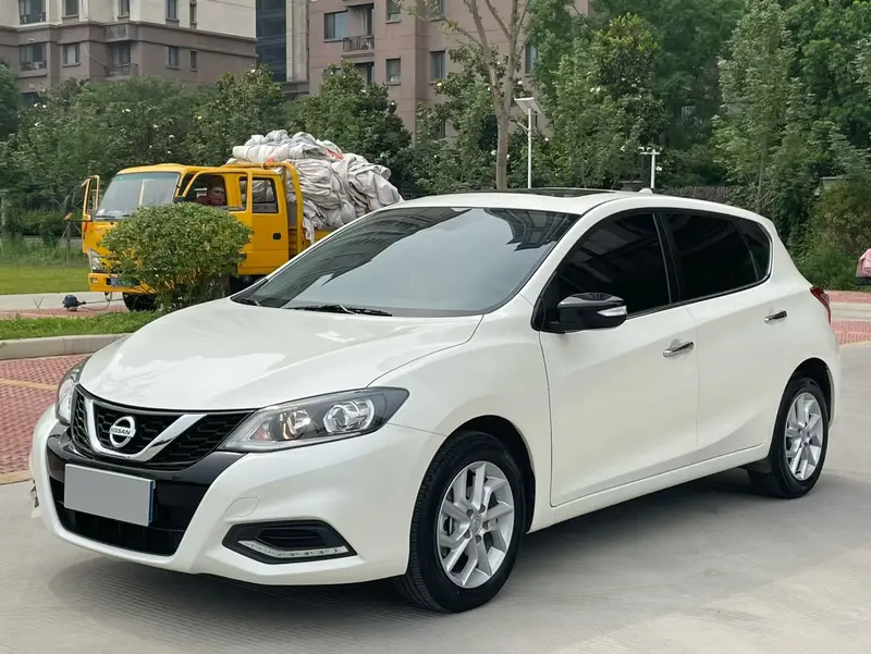 Nissan Tiida — фото 1