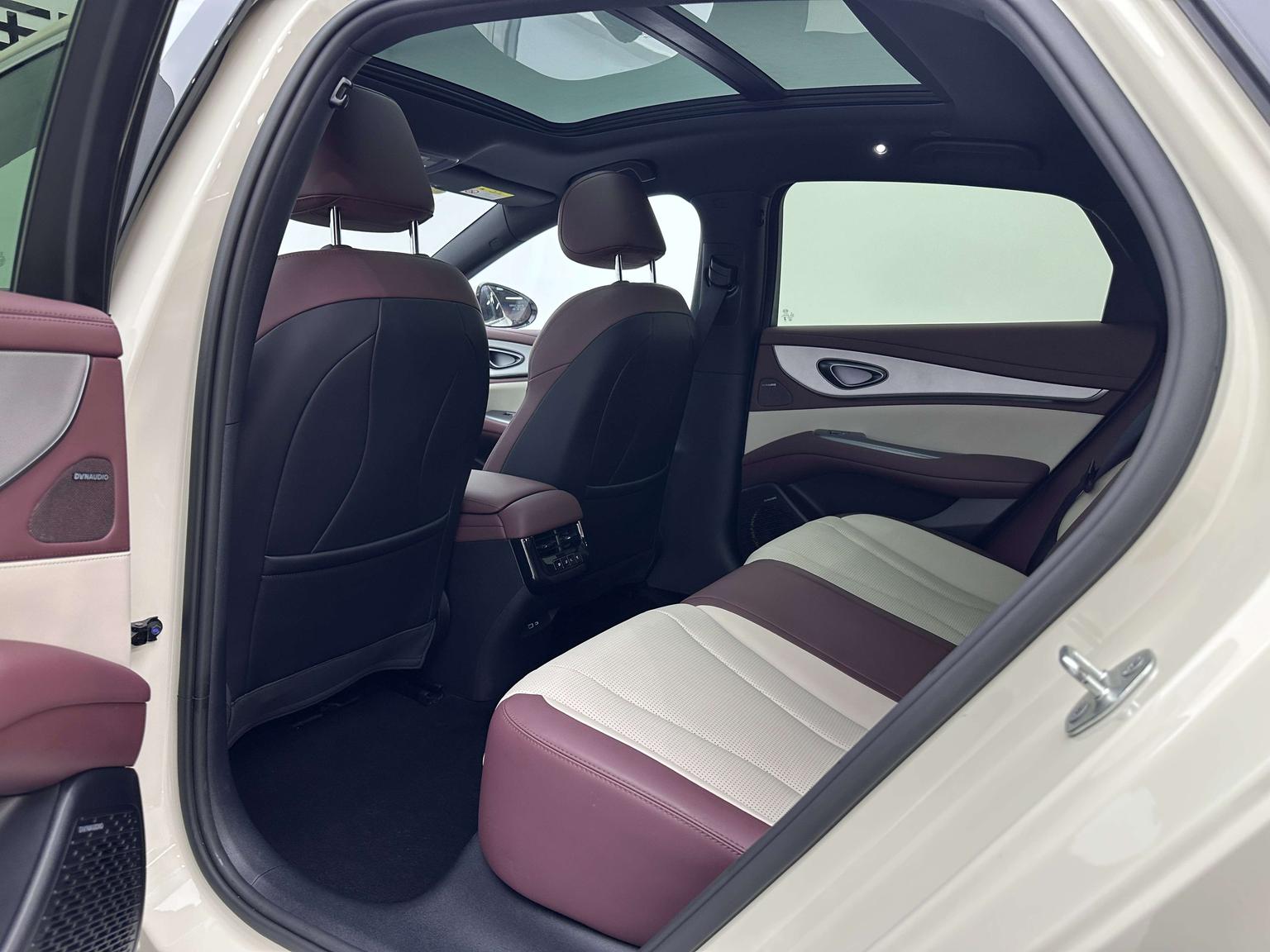 BYD Seal 07 DM: фотография 21 из 33