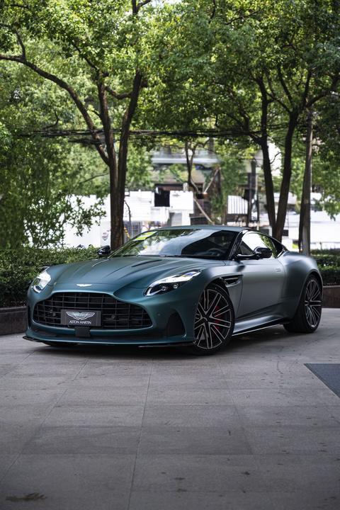 Aston Martin DB12