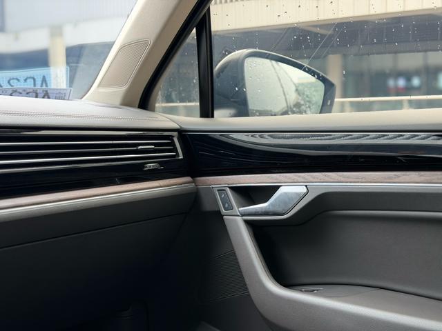 Volkswagen Touareg 2023 Черный из Китая