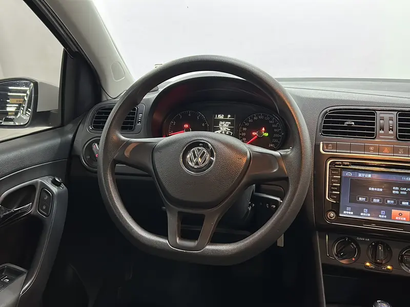 Volkswagen Polo 1.5 L AT — фото 16