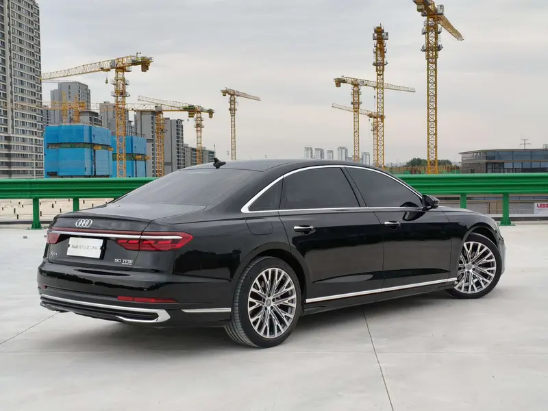 Audi A8 — фото 5