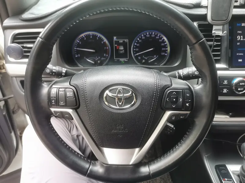 Toyota Highlander — фото 11