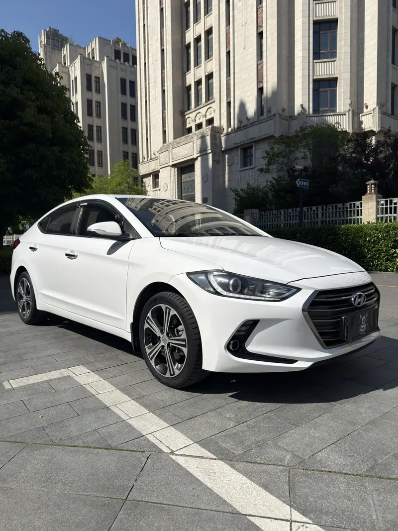 Hyundai Elantra — фото 3