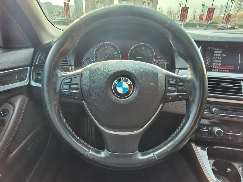 BMW 5 Series — фото 12