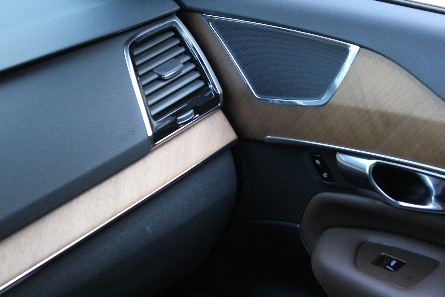 Volvo XC90: фотография 21 из 36