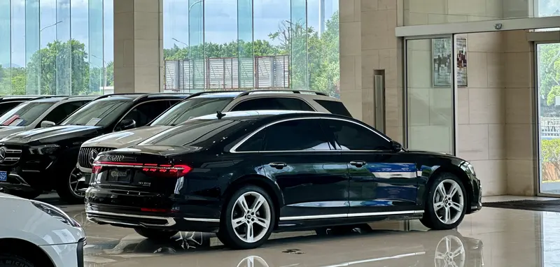 Audi A8 — фото 7