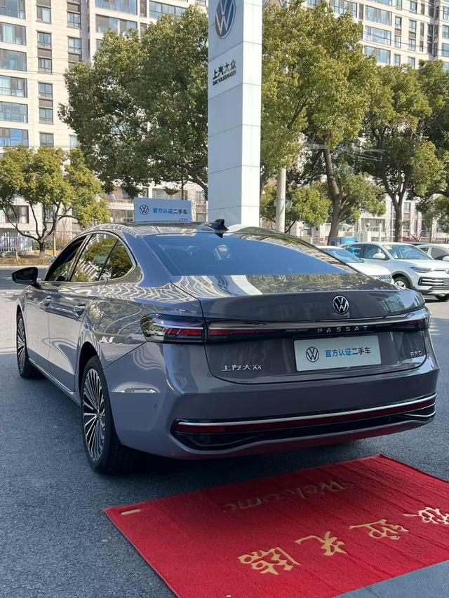 Volkswagen Passat 2024 Серебристо-серый из Китая