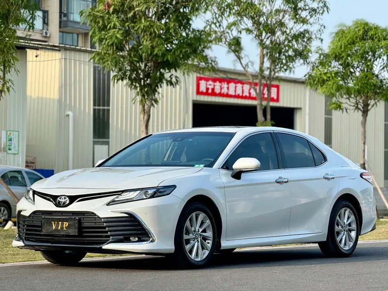 Toyota Camry — фото 1