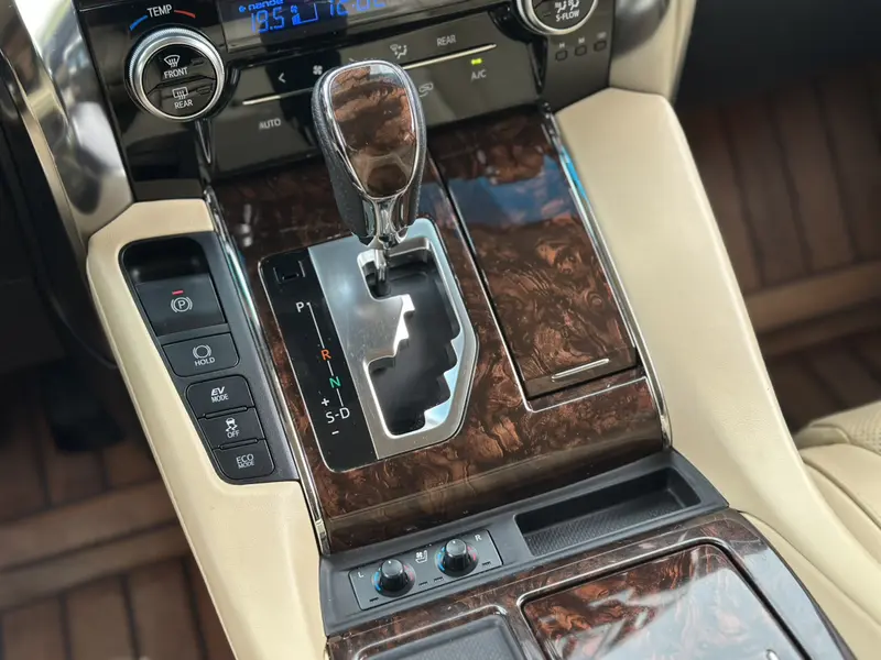 Toyota Alphard — фото 11