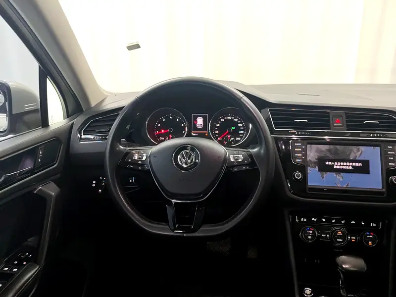 Volkswagen Tiguan L — фото 16