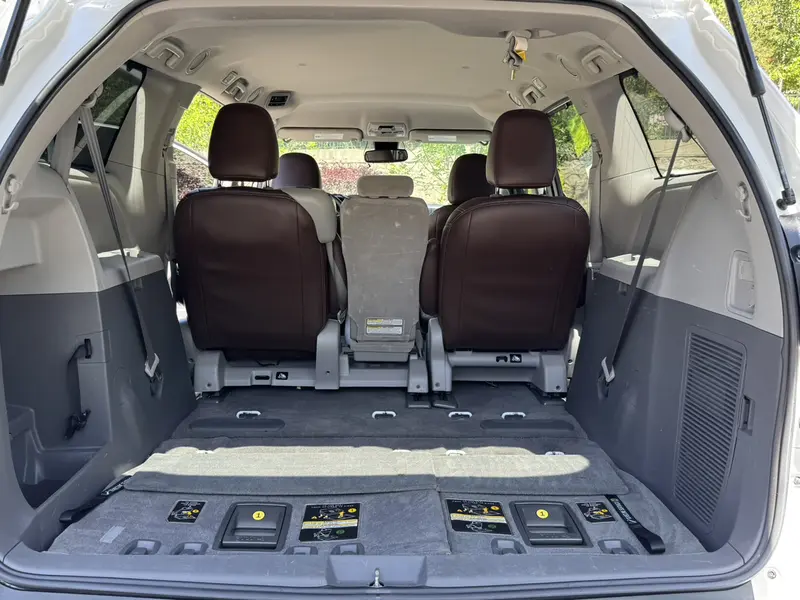 Toyota Sienna — фото 7