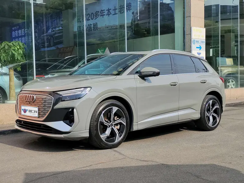 Audi Q4 e-tron — фото 1