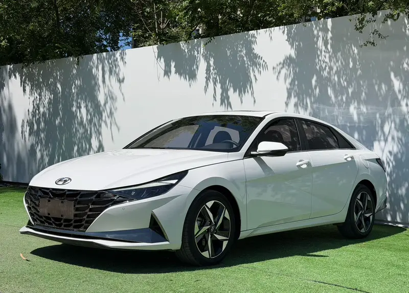 Hyundai Elantra — фото 1