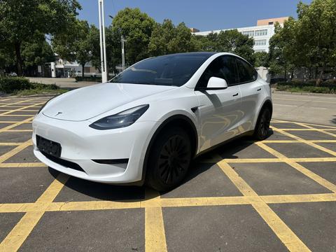 Рестайлинговая заднеприводная версия Model Y 2022 года.