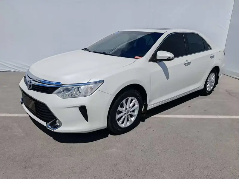 Toyota Camry — фото 1