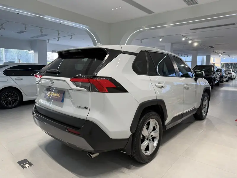 Toyota RAV4 — фото 5