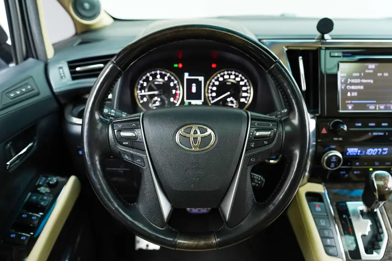 Toyota Alphard — фото 6