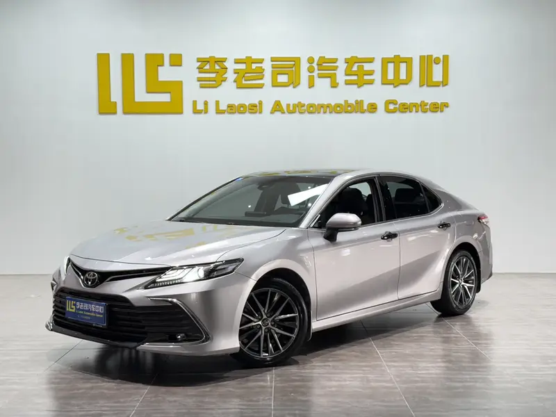 Toyota Camry — фото 1