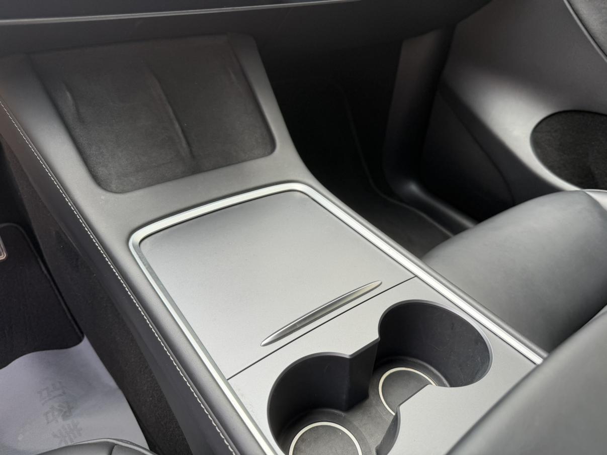 Tesla Model Y: фотография 12 из 21
