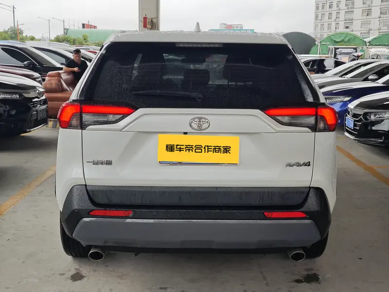 Toyota RAV4 — фото 5
