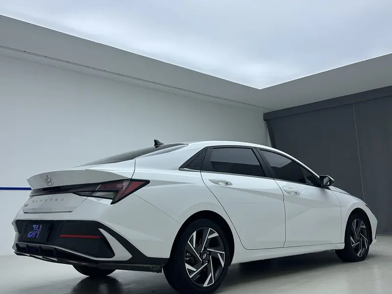Hyundai Elantra — фото 6