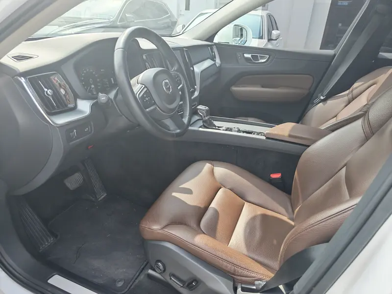 Volvo XC60 — фото 10