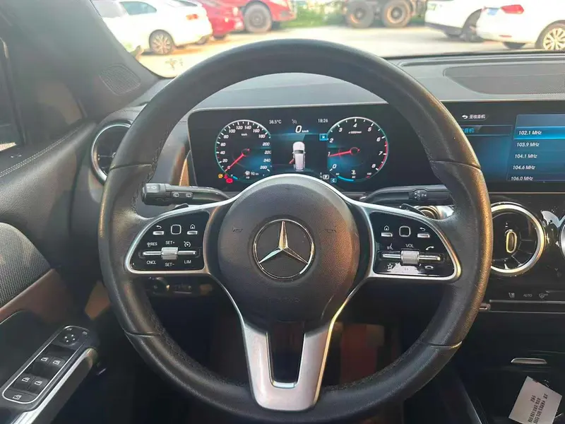 Mercedes-Benz GLB 180 динамик — фото 8