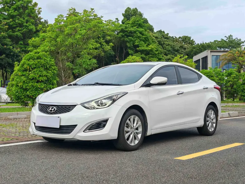 Hyundai Elantra — фото 1