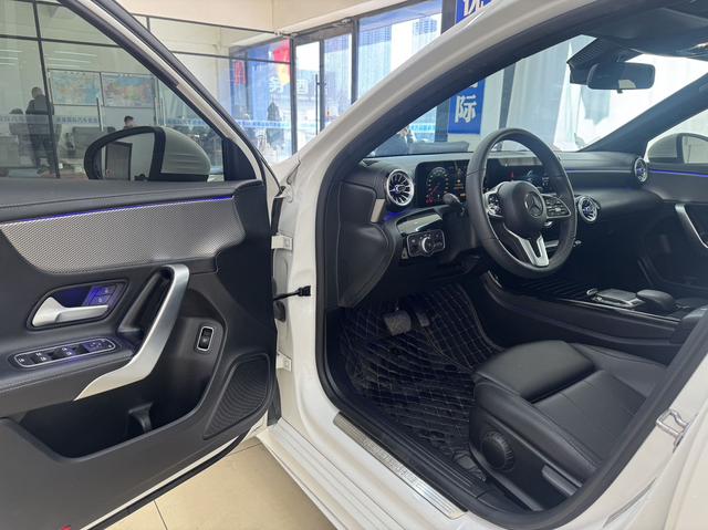 Mercedes-Benz A-Class 2022 рестайлинг Спортивный седан A 180 л Mercedes-Benz A-Class 2022 рестайлинг Спортивный седан A 180 л