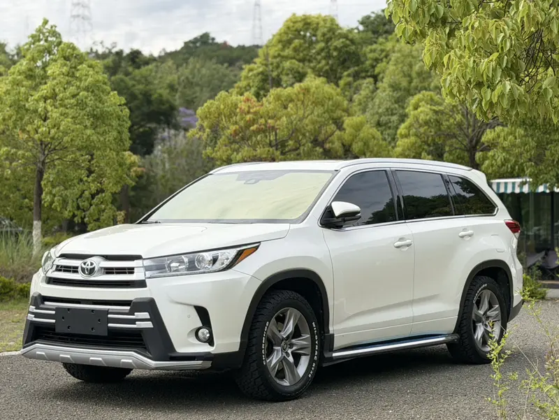 Toyota Highlander — фото 1