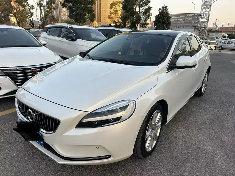 Volvo V40 — фото 1