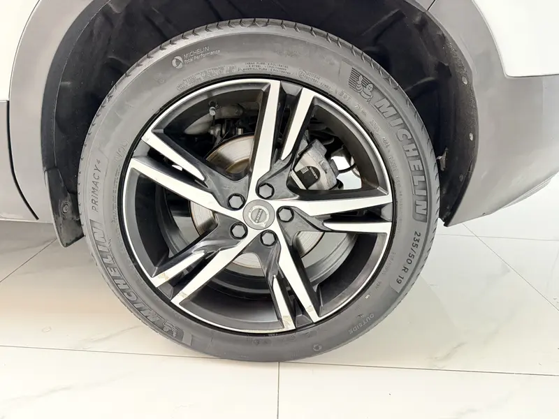 Volvo XC40 — фото 10