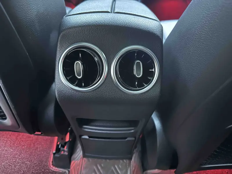 Mercedes-Benz GLB 180 динамик — фото 12
