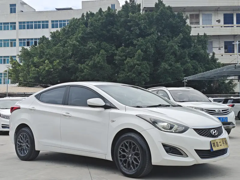 Hyundai Elantra — фото 3