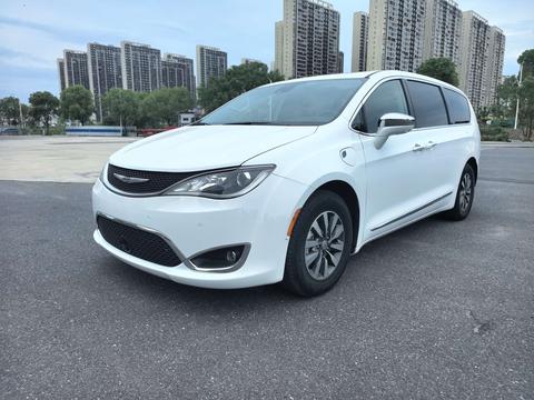 Chrysler Pacifica PHEV (Import)