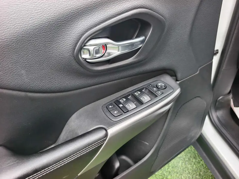 Jeep Cherokee — фото 15