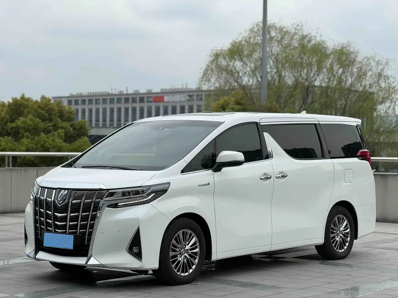 Toyota Alphard — фото 1
