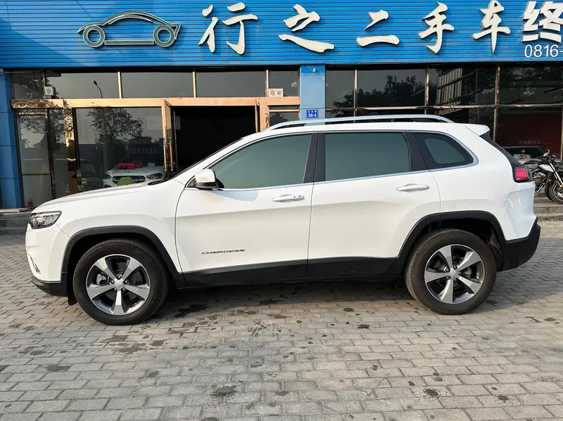 Jeep Cherokee — фото 4