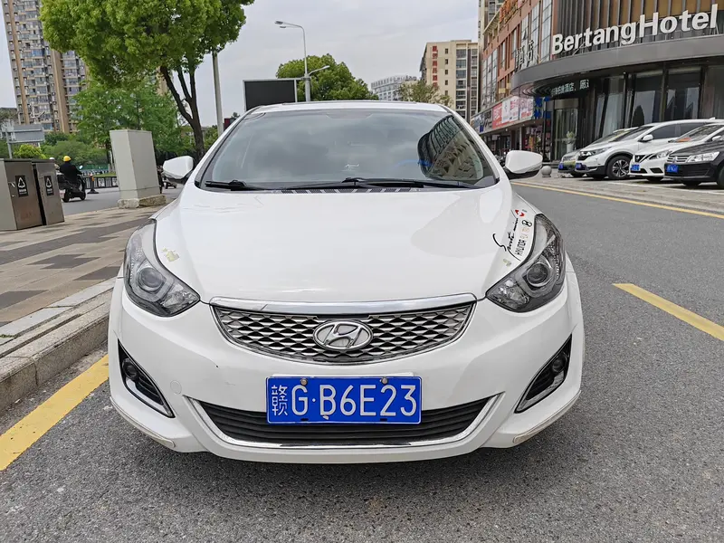 Hyundai Elantra — фото 2
