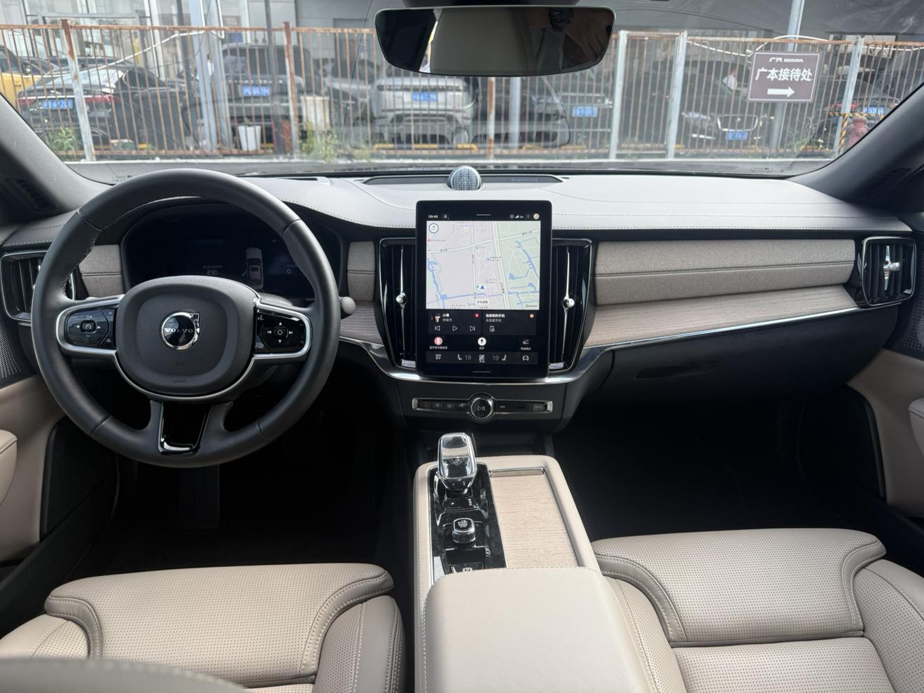 Volvo S90 PHEV: фотография 17 из 19
