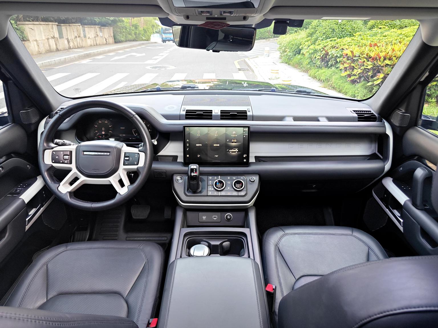 Land Rover Defender: фотография 9 из 32