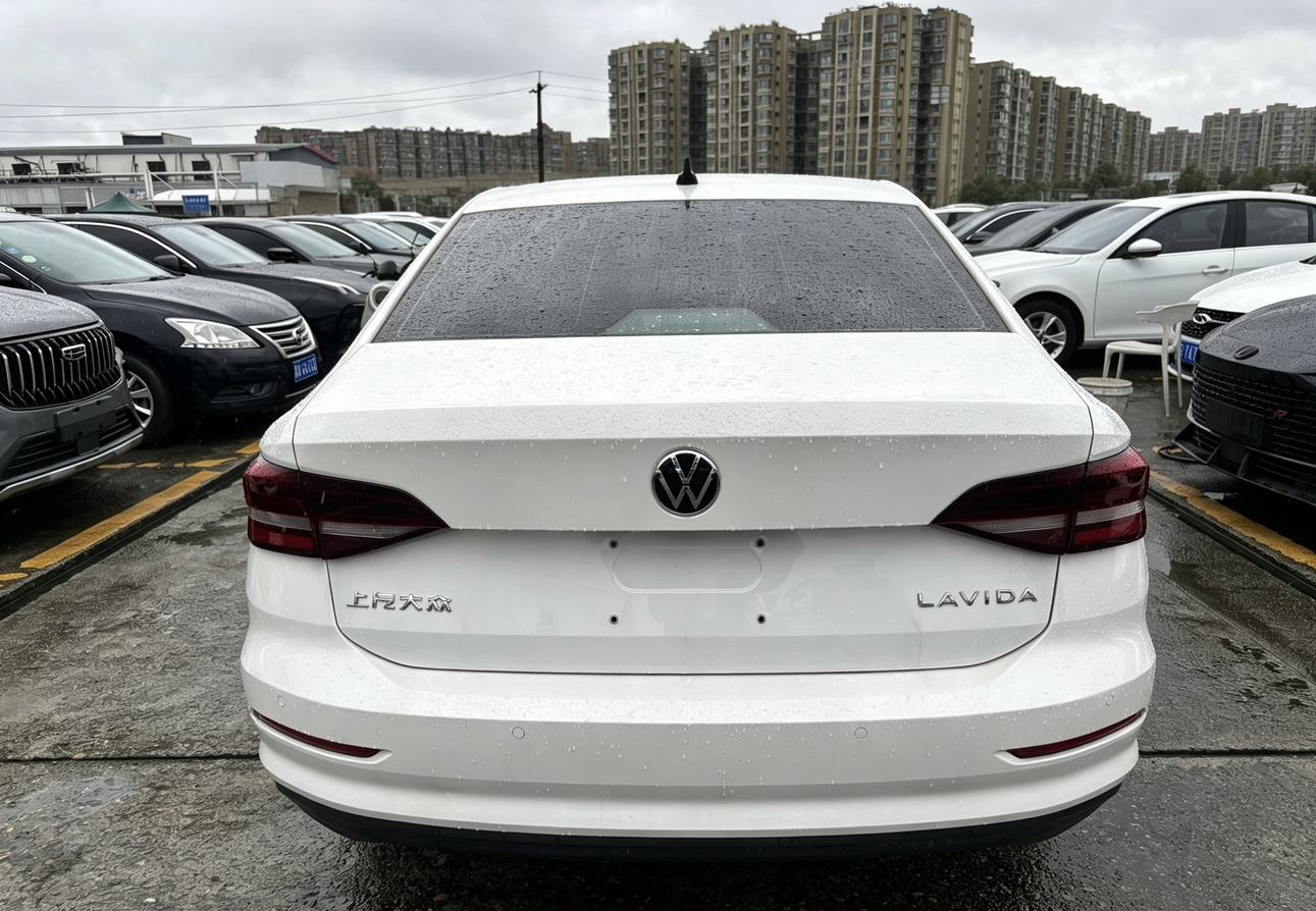 Volkswagen Lavida: фотография 16 из 17