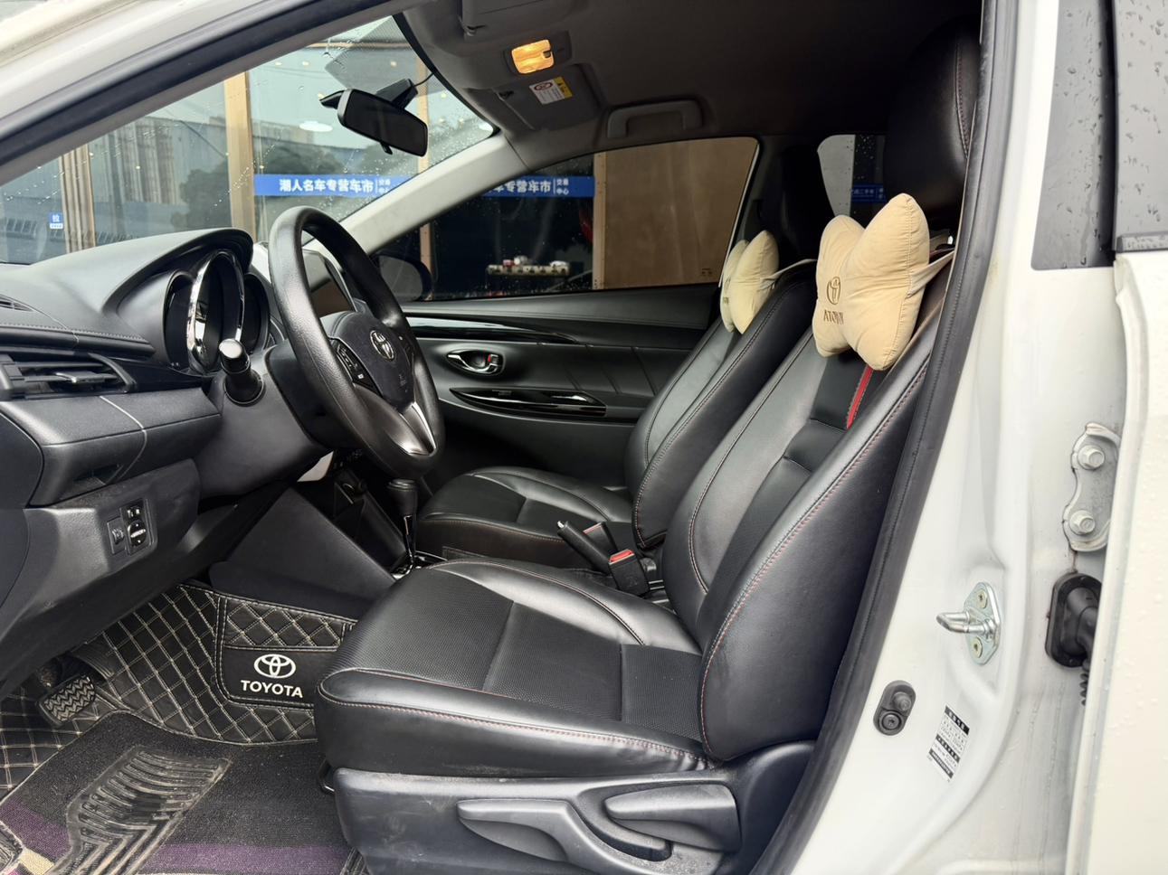 Toyota YARIS L: фотография 4 из 9