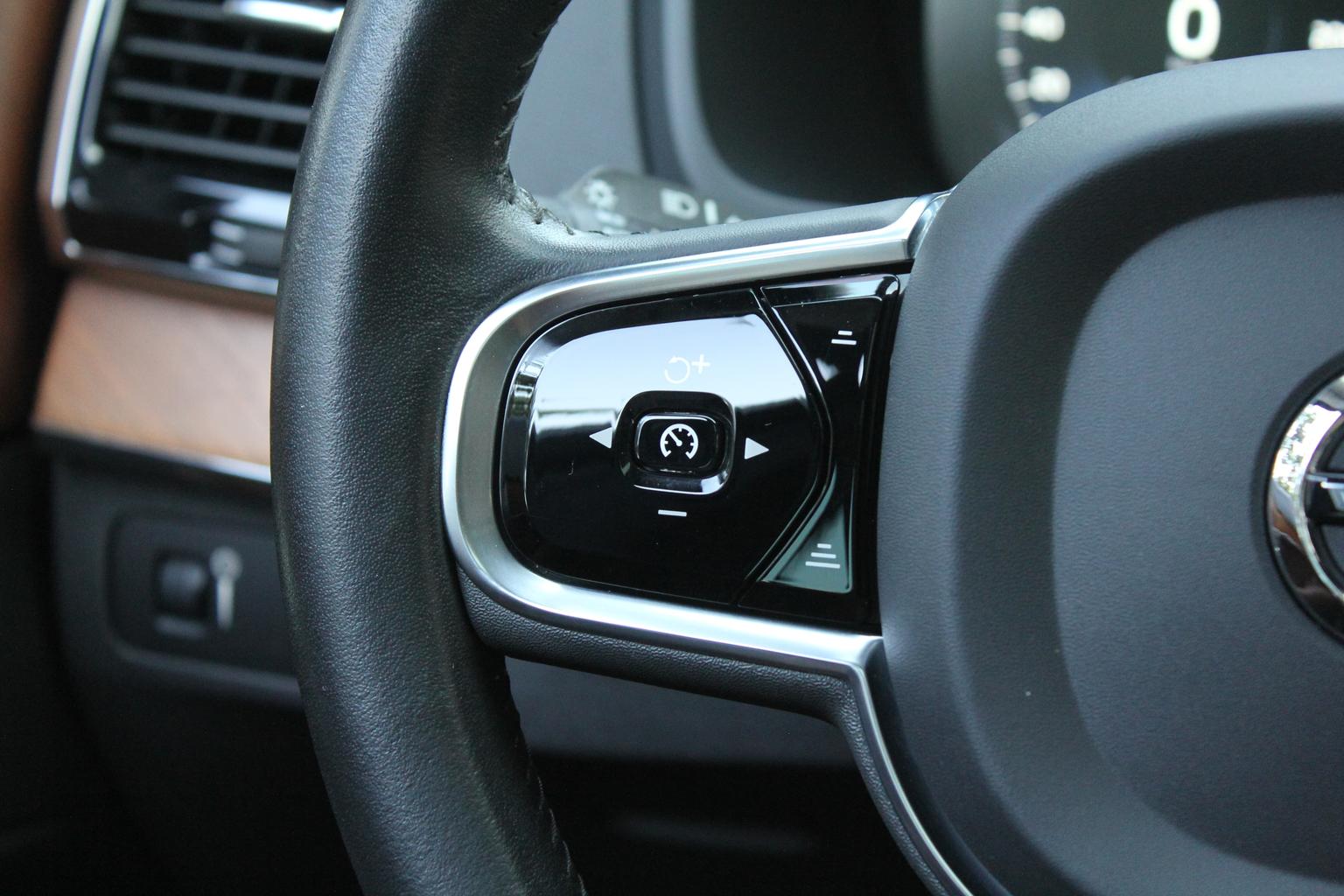 Volvo XC90: фотография 12 из 36