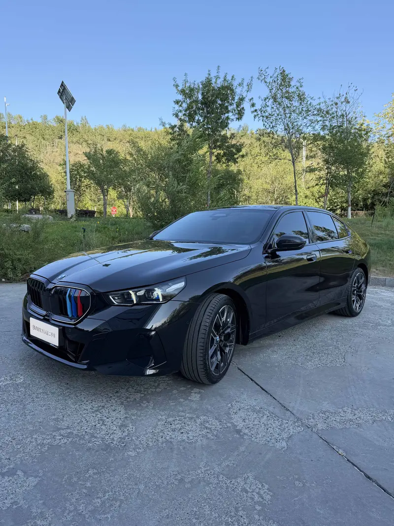BMW 5 Series — фото 1