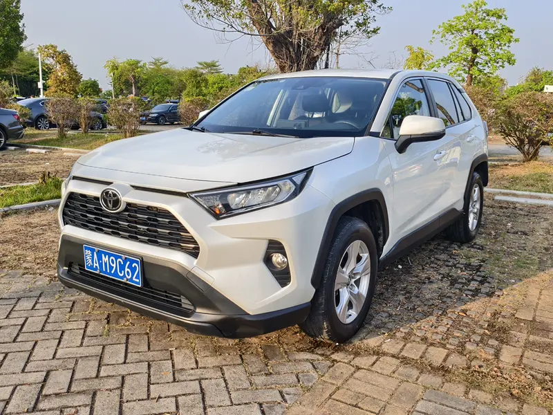 Toyota RAV4 — фото 1