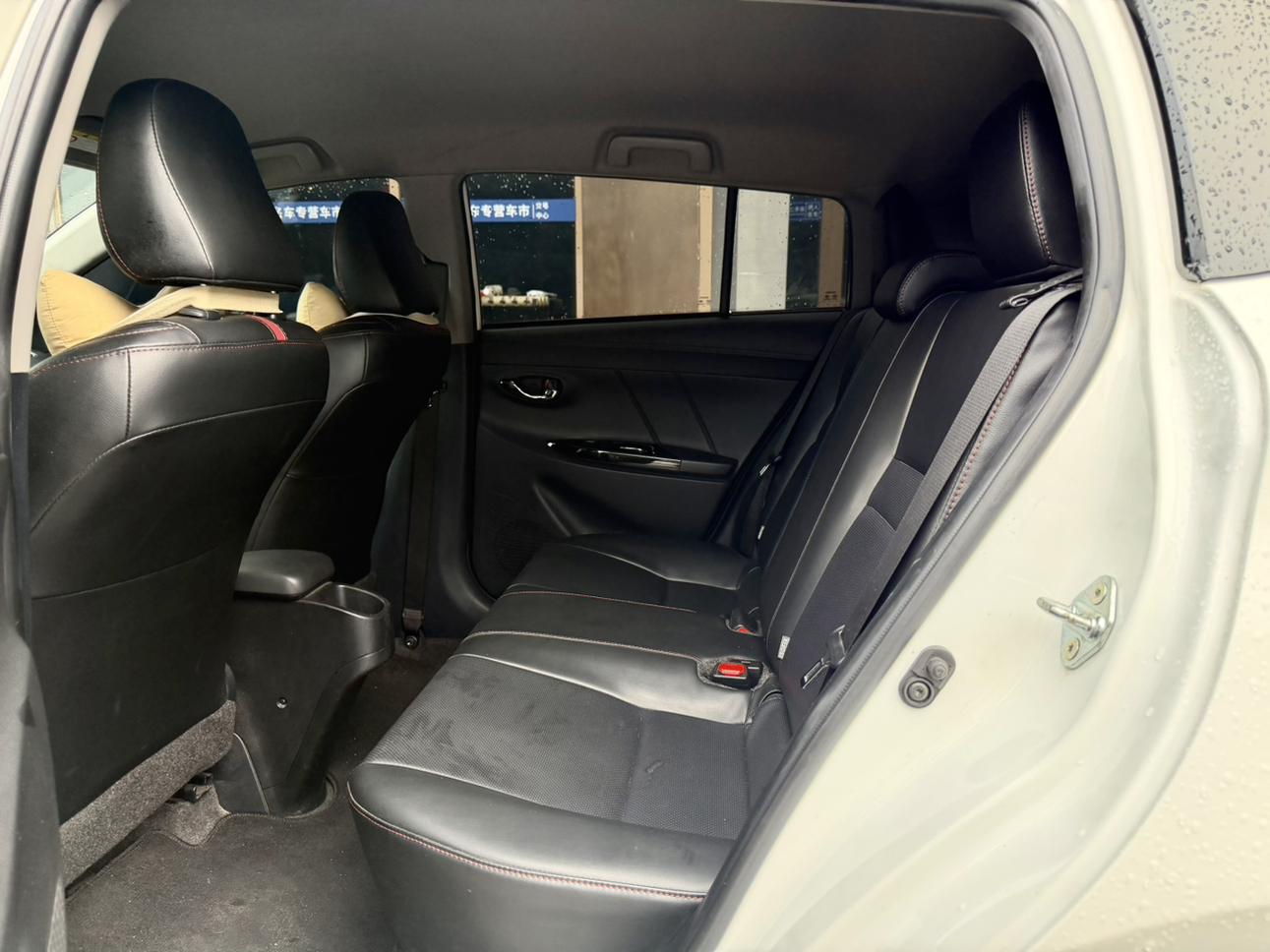 Toyota YARIS L: фотография 5 из 9